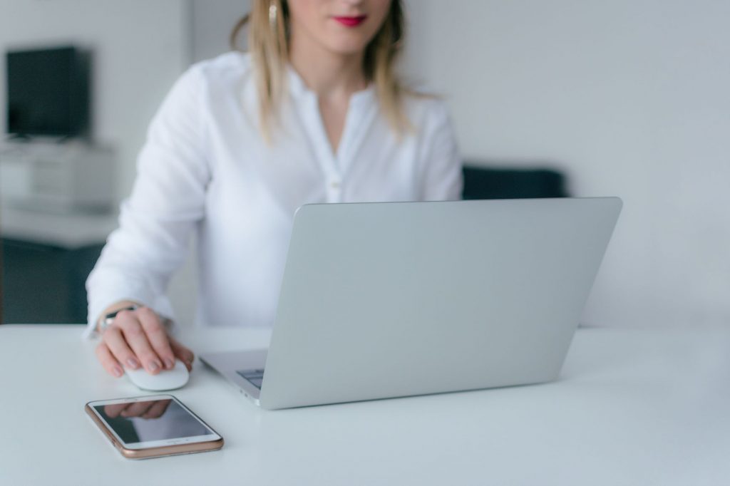 Mère de famille en consultation initiale avec une consultante reglémentée en immigration Canada pour trouver des informations sur les visas pour immigrer et travailler dans la province du Québec