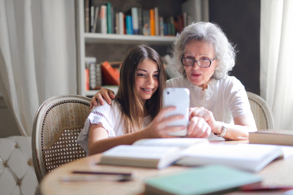 grand-mère et sa petite fille ravies de se retrouver en famille au Canada grâce à la délivrance du super visa de résidence permanente dans le cadre du programme de parrainage familial