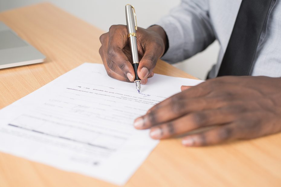 travailleur qualifié recevant son nouveau certificat d'acceptation de renouvellement de permis de travail temporaire obtenu par une entreprise québécoise auprès du ministère de l'immigration