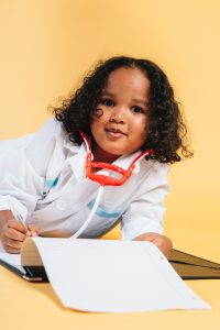 jeune filles, enfant de travailleur étranger temporaire au Québec jouant au médecin